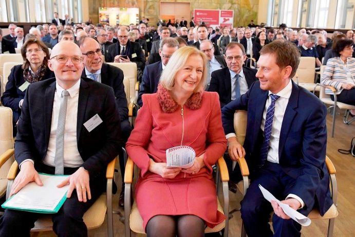 Bundesministerin Johanna Wanka (Mitte) mit dem Ministerpräsidenten Sachsens, Michael Kretschmer (rechts).